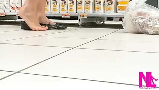 Conad mağazasında siyah dairelerde ayakla oynama ve yüzme