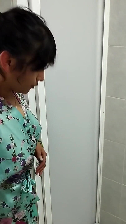 Lezzetli bir banyo yapmak için bana eşlik etmek isteyen her kimse gel ve beni duşta sik