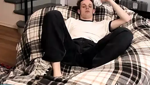 Jarrod iyi bir mastürbasyon yapmaktan ve vücudunun üzerine fışkırmaktan hoşlanır