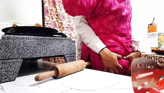 Kocası mutfakta yemek yaparken karısını sikiyor (QueenbeautyQB)