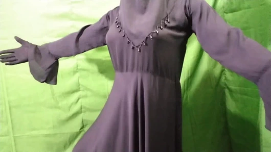 Hintli kadın yatak odasında dans ediyor ve mastürbasyon yapıyor ve edepsizce konuşuyor