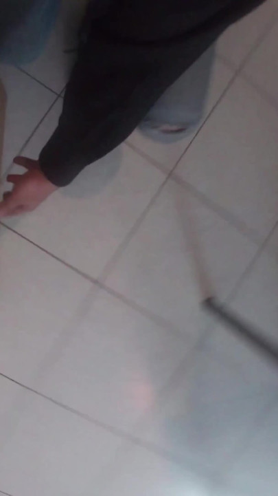 Ahlaksız bir karı, iyi bir seks ile bir teslimatçıya ödeme yapıyor - aldatılmış koca da katılıyor ve sonunda boşalma dolu oluyor