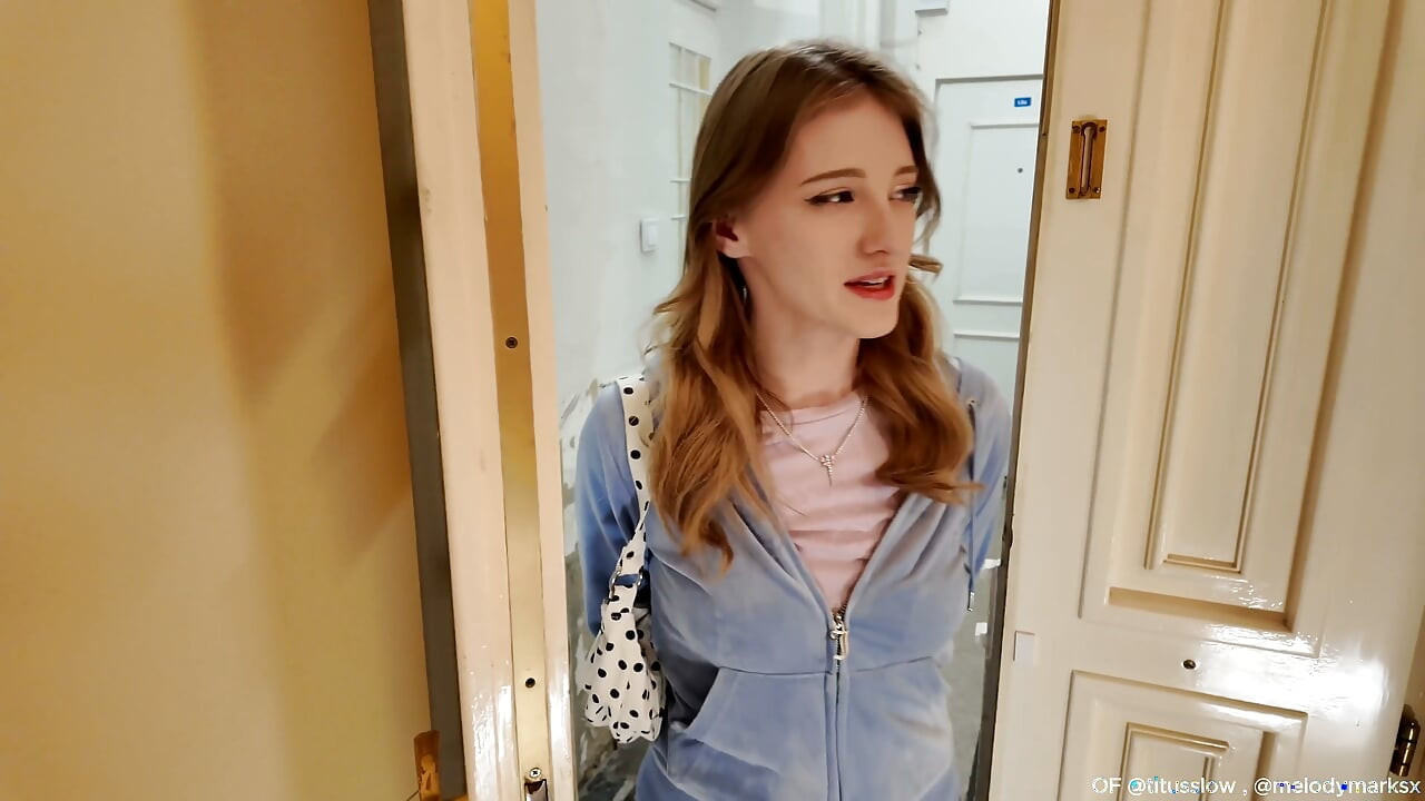 Melody Marks dağınık bir sürpriz titus'un içine boşalıyor