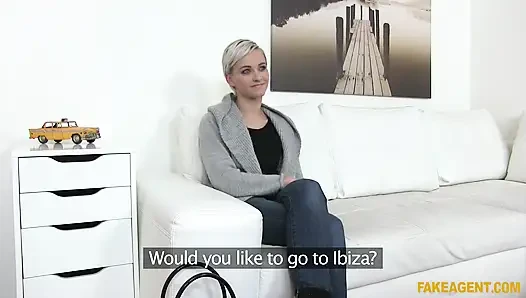 Fake Agent - model masada en iyi hareketlerini gösteriyor