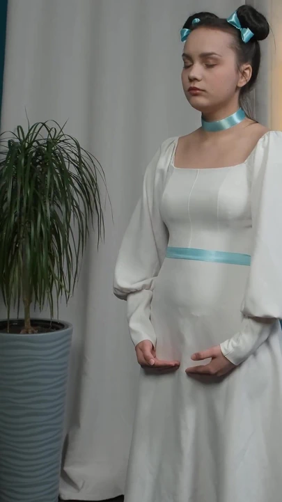 İri göğüslü gerçek flexi genç kız sert dildoyla sikiliyor