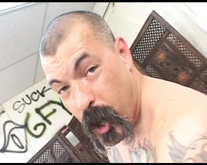 Esmer hatun kanepede büyük yarağı gırtlağına kadar alıyor