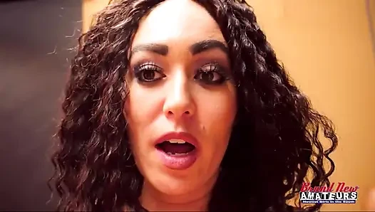 Lexxie büyük göğüsleri tamamen teşhir edilmiş dildoya biniyor!