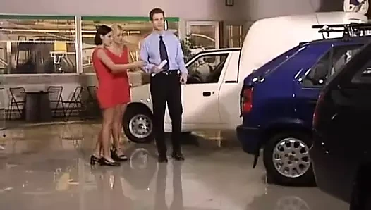 Kırmızı elbiseli iki kız araba satıcısında eğleniyor
