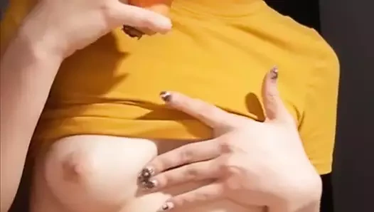 İtaatkar kız yarağını tanıtırken havuç emiyor - gırtlağına kadar