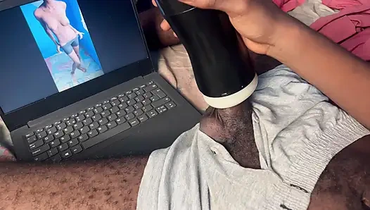 Kız arkadaşımın güzel vücudunu izlerken amcığımın tadını çıkarıyorum