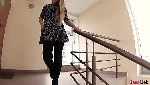 Dükkandaki çıplak kız duşta göt tıkacıyla aşırı anal seks yapıyor ve jessijek'in içine boşalıyor