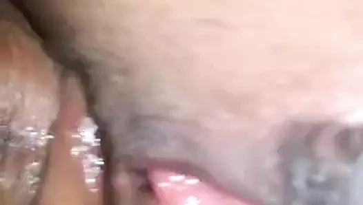 Onun sıkı küçük göt deliğini becermeyi seviyorum.