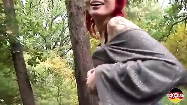 Kızıl saçlı vahşi Alman kız ormanda sikişiyor