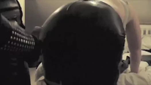 Deri ustası kölenin deri etek kıçına boşalıyor