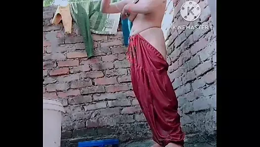 Ateşli çok seksi kız banyo yapıyor. Banyo yaparken üvey erkek kardeşi geliyor ve kamerayı tekrar kapatmak zorunda kaldı