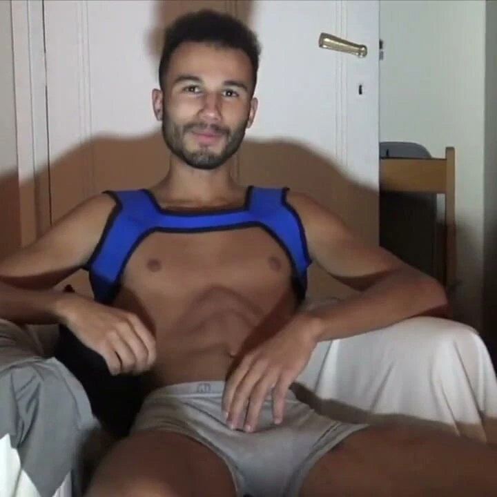 Bu harika Fransız pornosu amator'un tadını çok seksi adamlarla prezervatifsiz çıkarın