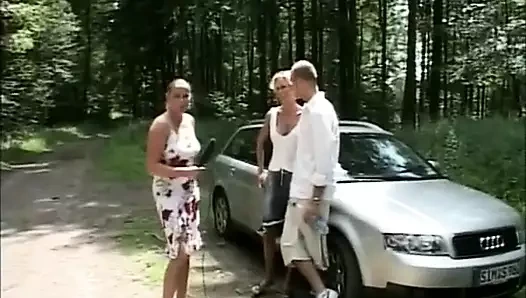 Alman süper büyük memeli orta yaşlı seksi kadın amını siktirirken açık havada porno videosu çekiyor