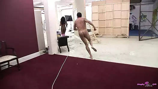 Siyahi kız çığlık atıyor ve yüksek sesle inliyor