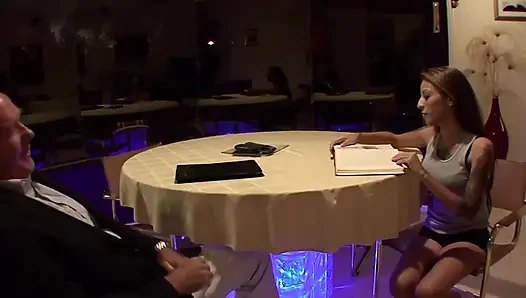 Genç kız yaşlı bir adam tarafından sikiliyor