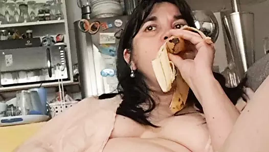 Orta yaşlı seksi kadın muz yiyor ve ıslak külotum altındaki deliğimi arıyor