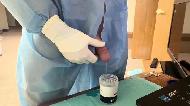 Cerrahi eldivenlerle sidik testi ve büyük boşalma