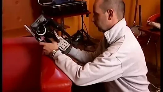 Orgazm olmak için siklerini kullanan üç güzel, süper azgın ve seksi sarışınla lezbiyen