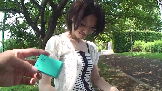 Sıska kız büyük bir yarak sıkı götünü sikerken inliyor