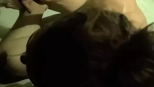 Rinsing the boşalmak kapalı latina ile daha fazla işemek