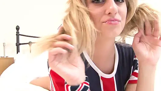 Yüksek topuklu seksi sarışın soyunuyor ve büyük göğüslerini gösteriyor