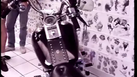 Kirli motorcu piliç aşk kutusunu sikerken kafa sallıyor