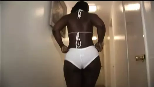 Kıvrımlı siyah fahişe verir kafa ve sürmek horoz ile ona sıkı kedi