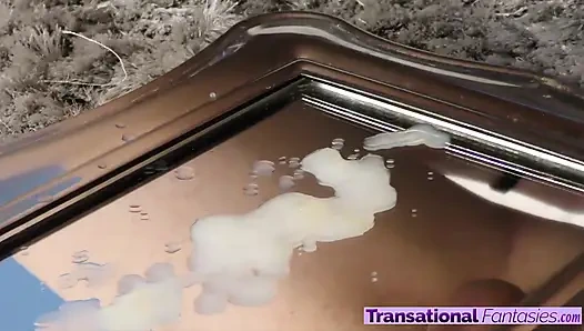 Porno yıldızı Eva Cassini sana kız yarak ve taşaklarını gösteriyor