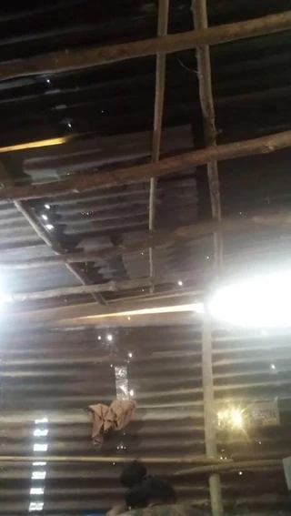 Çıplak kızlar vücudunu gösteriyor