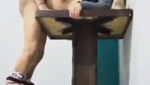 bir iş arkadaşıyla sahibinin masasında