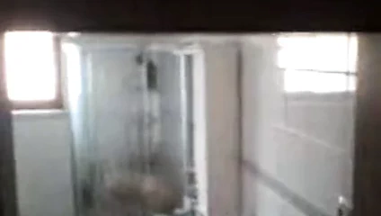 Çinli olgun büyükanne dina duşta çıplak.