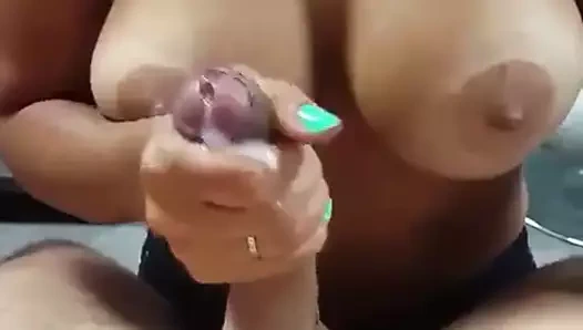 Büyük memeler. cum kadar horoz ile oynuyor