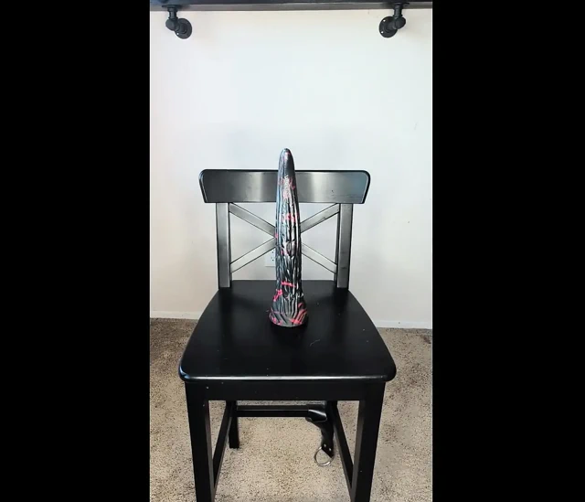 Kadın kılıklı candy 16 inçlik büyük yapay penise biniyor ve biraz fışkırtıyor