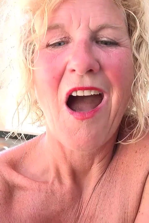 Грудастая зрелая милфа миссис сосет твой член в отпуске (видео от первого лица)