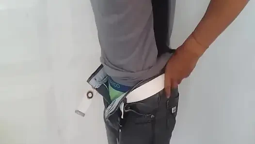 Futbol takımının heteroseksüel kaptanını emiyor