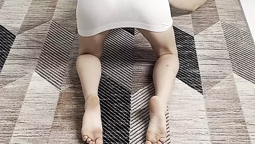 Teşhirli külot yoga gösterisi kısa elbise