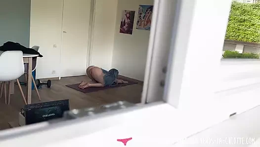 Vends-ta-culotte - çıplak yoga yapan ve sonra duşta mastürbasyon yapan bu güzel Fransız genç kızı izleyin
