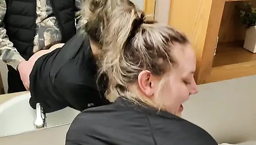 Partiden sonra azgın evli kadınla banyoda sinsi seks