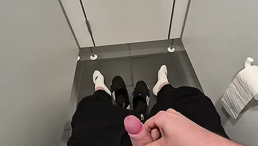 Adidas NMD ve beyaz Adidas çoraplı umumi tuvalette mastürbasyon ;)