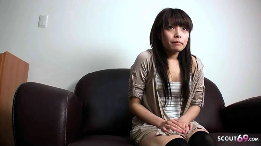 Sevimli Japon bakire genç kız yaşlı adam tarafından sansürsüz döllenme sikişi için baştan çıkarılıyor