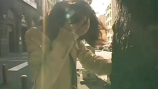 Yatakta iki azgın kaltak sikiliyor, emiliyor ve sikiliyor