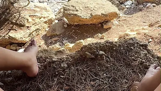 Kız açık havada birden fazla kez işiyor: tam memeli çaresiz yürüyüş halka açık bir plaja her yere işiyor