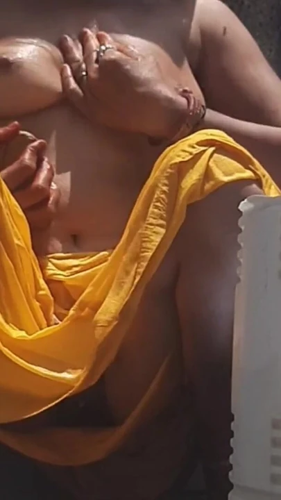 Сногсшибательный момент из "Сводная сестра дези принимает ванну в открытой ванной, раздевается и показывает красивое тело головы",