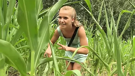 Seksi sarışın lezbiyenler öpüşme ve yapay penis oynuyor içinde field