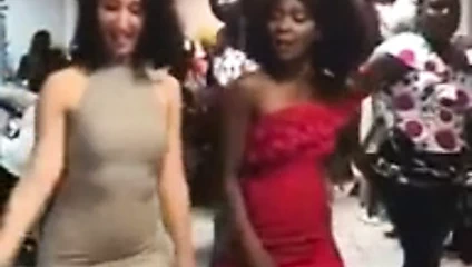 Beyaz chavs dans pistinin (dar elbise) seksi vücuduna sahip