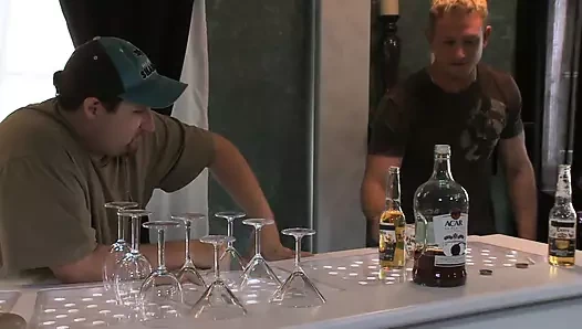 Seksi olgun diamond harika büyük göğüslerini çıkarıyor ve genç bir adamla kanepede sikişiyor